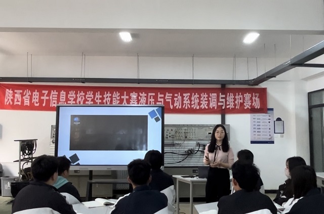 图为录课现场 - 副本.jpg