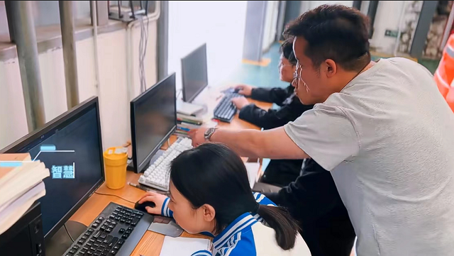 图为指导老师李博豪指导学生训练.png