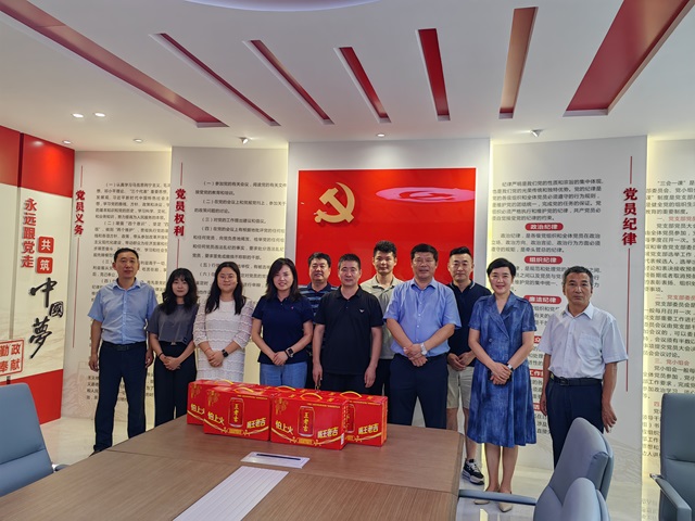 我校工会开展送清凉、送关爱、送安全暑期慰问活动.jpg
