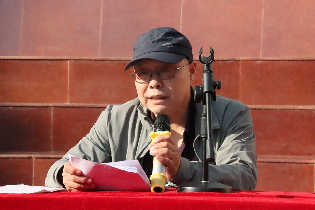 校医姚志民为学生普及传染病预防知识 - 副本.JPG