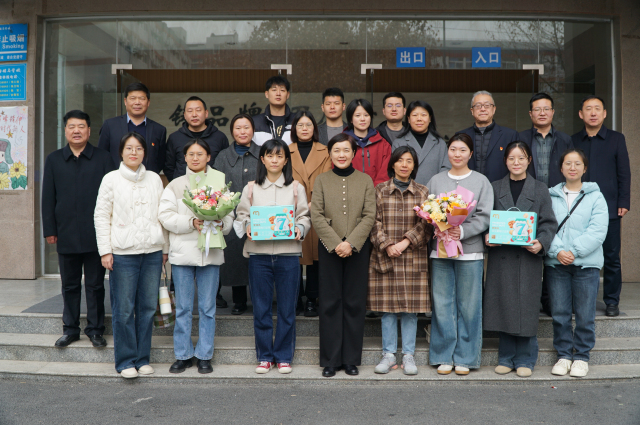 1741317762435842.jpg 校领导班子为女教职工送上鲜花和祝福.jpg