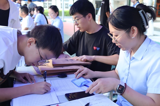 新生在班主任处报到登记.JPG