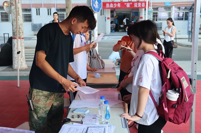 新生在班主任处登记报到.jpg