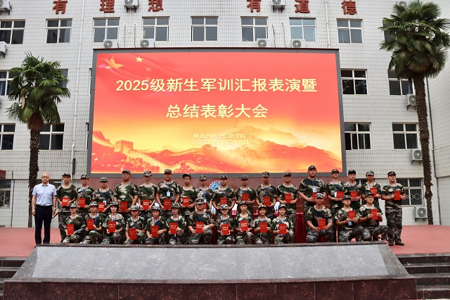 党委副书记、副校长张中华为训练标兵颁奖.jpg