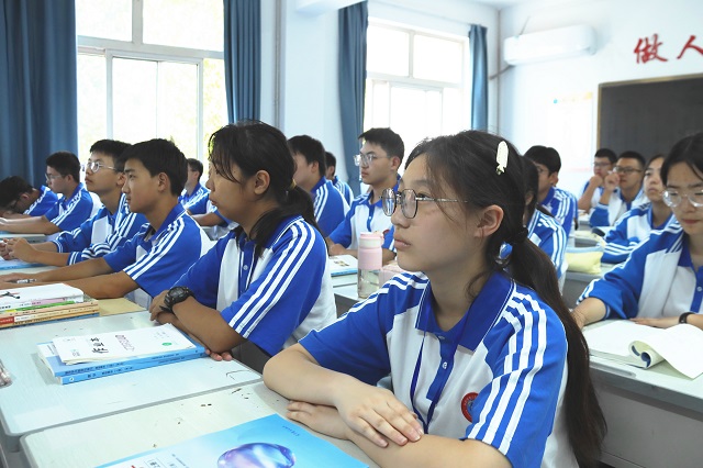 学生们认真上课.JPG