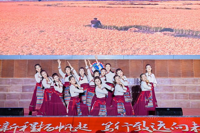 1761892580591695.jpg 我校教师舞蹈《再唱山歌给党听》.jpg