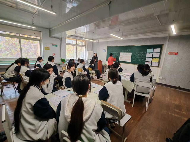 1763450061285496.jpg 我校李晓霞老师与西安航天技工学校韩庆珍老师联袂执教 - 副本.jpg