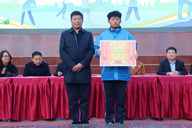 1763692897326627.jpg 校领导为获奖团队颁奖 - 副本.jpg