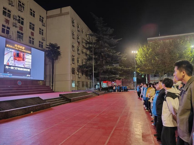 1764721655281822.jpg 我校组织广大师生观看消防安全警示教育视频 - 副本.jpg