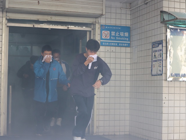 1764721686601724.jpg 我校开展火灾应急疏散逃生演练 - 副本.jpg