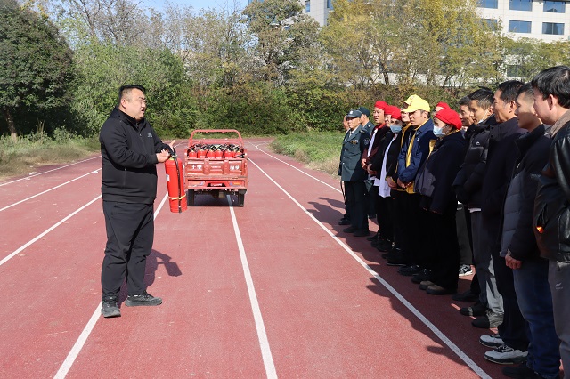 1764721769838794.jpg 我校组织教职员工进行初期火情灭火实战演练 - 副本.jpg