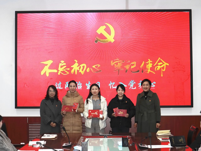 1764901697953035.jpg 党委副书记、校长魏萍为过“政治生日”的党员送上贺卡与礼物.jpg