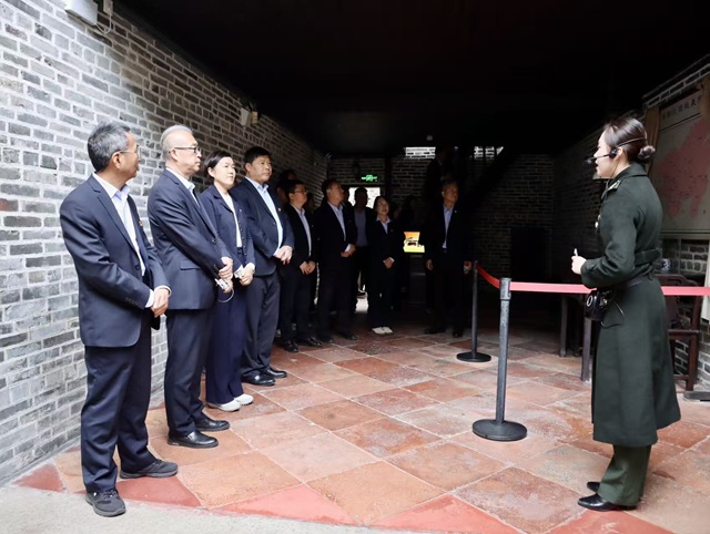 我校党员干部、教职工参观百色粤东会馆 (2).jpg