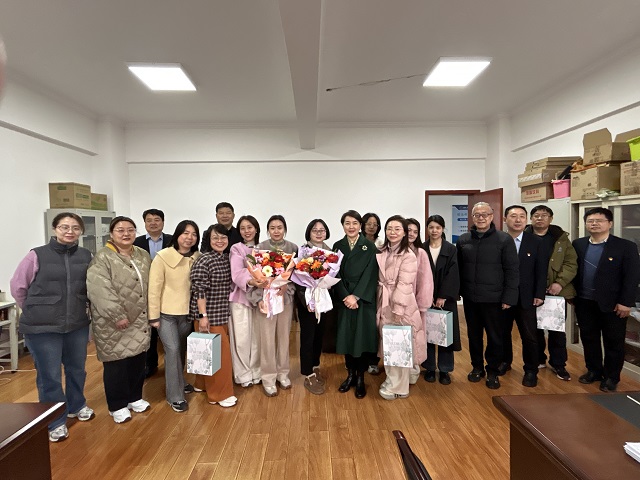 学校领导班子成员慰问女教职工 - 副本.jpg