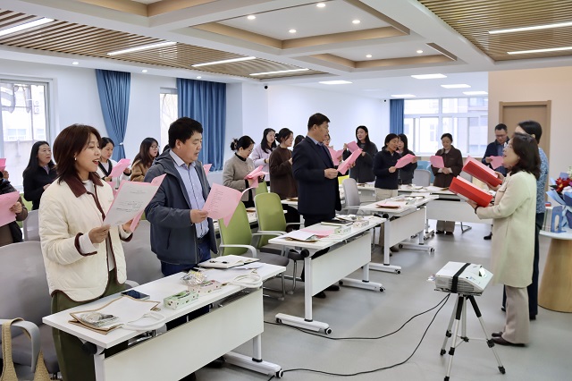 魏萍校长与宣教科科长马锐带领全体老师诵读《书香致芳华，匠心育桃李》 - 副本.jpg