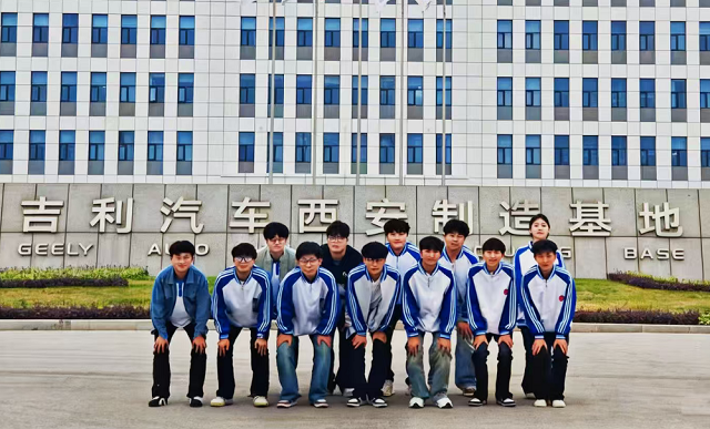 我校赴企业实习学生合影 - 副本.png