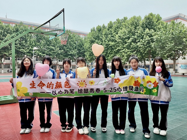 图为参加活动部分学生合影.jpg