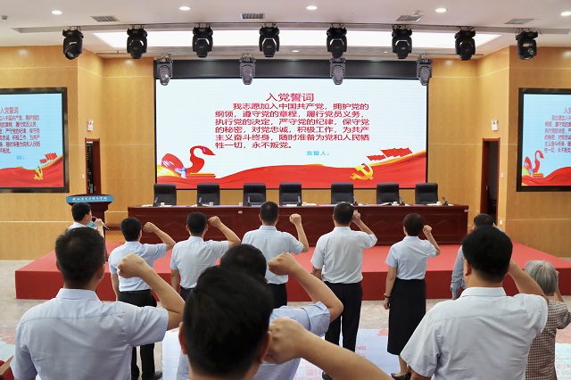 1782893586428282.jpg 全体党员重温入党誓词.jpg