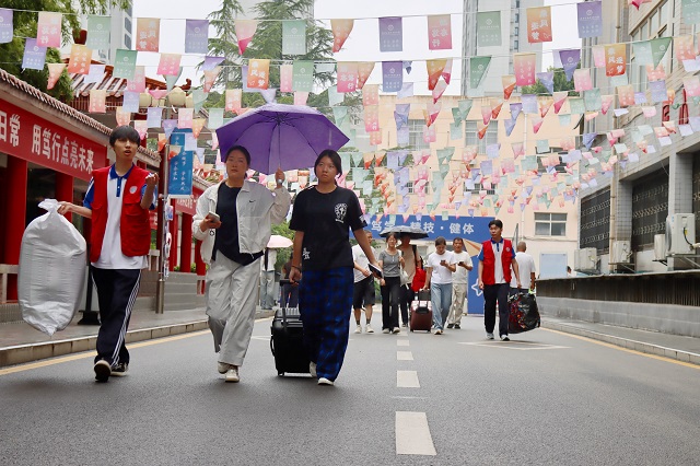 1787039236884308.jpg 学生志愿者帮助新生搬运行李 - 副本.jpg