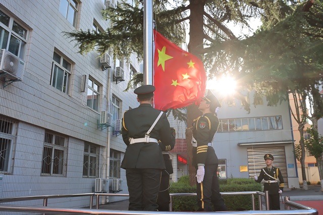 1788160591435703.jpg 我校举行2026—2027学年第一学期第一周升国旗仪式 (2).jpg