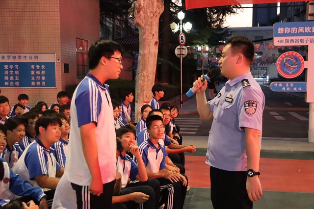 1788399670587661.jpg 王煜涵警官与我校学生互动问答 - 副本.jpg