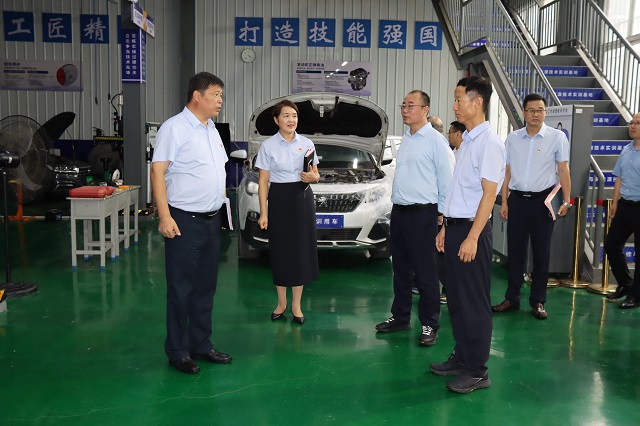 中陕核集团陕西二一〇研究所有限公司领导参观我校汽修实训场地.jpg