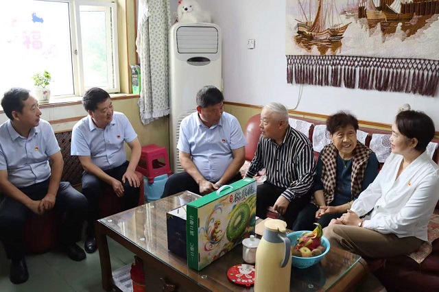 1789111423288628.jpg 校领导班子走访慰问离退休教职工.jpg