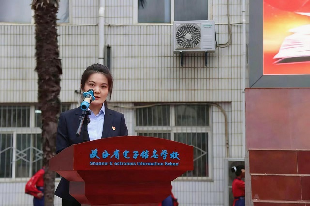 1789111593654343.jpg 教师代表臧珈婧发言.jpg