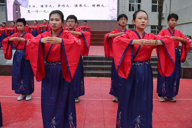 1789111639577930.jpg 新生代表行拜师礼.jpg